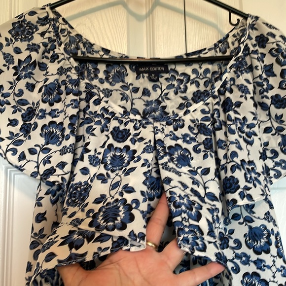 Women’s M Max Edition ruffle top blue/black scoop neck floral lightweight flowy - Picture 7 of 12